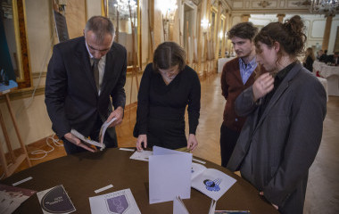Výstava plagátov, knižných publikácii a animácií našich žiakov grafického dizajnu a propagačného výtvarníctva v Bruseli, (foto: Alexandra Chachaľáková)